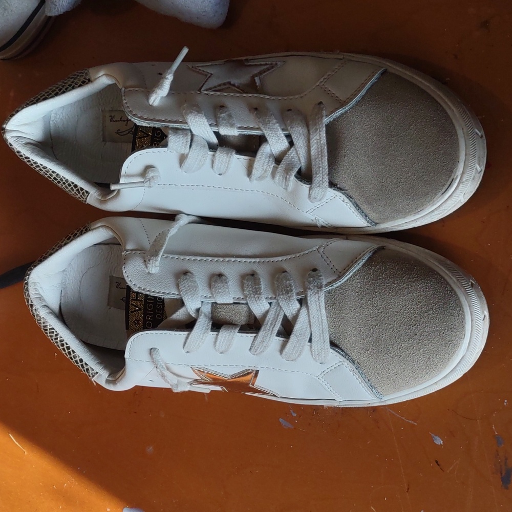White Casual Sneakers with Tan Suede Toe Gold Star
